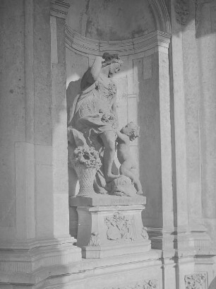 Venus Anadyomene : Venus Anadyomene aus dem Schloßpark Wiederau. Sandstein; H. ca. 180 cm (1724; B. Permoser). Dresden: Zwinger, Kronentor