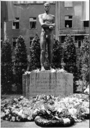 Das Denkmal für die Opfer des 20. Juli 1944, das am 19.7.1953 im Hofe des ehemaligen Kriegsministeriums in der Bendlerstraße enthüllt wurde.