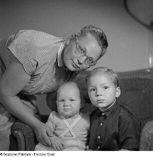 Porträt Mutter mit Kind und Baby