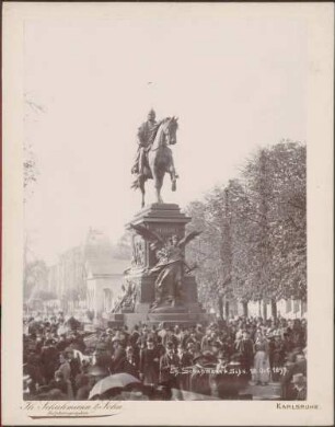 Karlsruher Bürger am Reiterdenkmal.