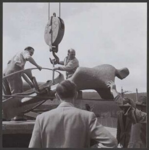 Aufstellung der Skulptur "Großer Fährmann" von Bernhard Heiliger an der Dieter-Roser-Brücke über dem Neckar in Esslingen