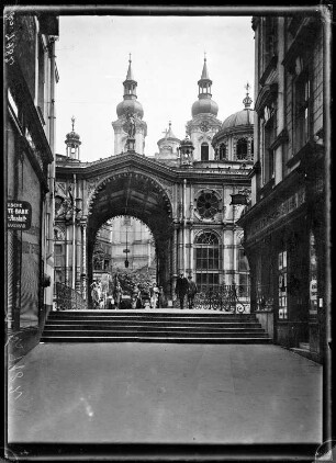 Karlsbad (Karlovy Vary/Tschechische Republik). Aufgang zur Sprudelkolonnade