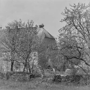 Storchennest Wurschen : Wurschen. Ansicht eines Gebäudes mit Storchennest auf dem Dach