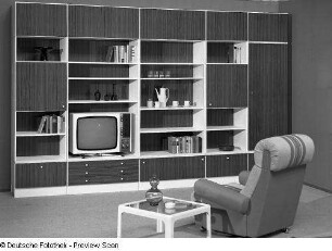 Couchtisch : Wohnzimmermöbel (1973; Möbelkombinat Nord (MKN)). Ansicht mit Anbauwand und Couchtisch mit Sessel