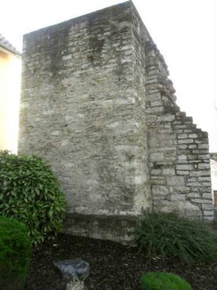 Stadtbefestigung-Wehrturm (Frauentürmchen)-eingestellter Stadtmauer-Wachtturm im Norden mit (ehemaligem) Geschützdeck - Ansicht von Noden über Feldseite in Übersicht