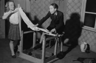 Szenenbilder aus dem Stück "Pünktchen und Anton" von Erich Kästner, aufgeführt bei einem Gastspiel in der Jugendbühne in der Scala in Berlin