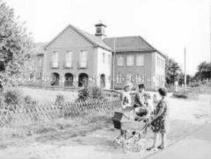 Frauen vor dem Kulturhaus der MTS des Friedens und LPG in Kruge (Kr. Bad Freienwalde)