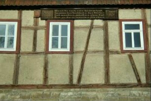Detail voriges Bild Brett mit Spruch "Wenn du noch eine Heimat hast…", Jahreszahl 1651, der Name Luge