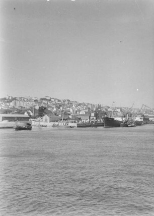 Hafenansicht : Blick vom Schiff auf Hafenanlagen von Lissabon.