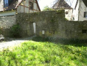 Stadtbefestigung-Ansicht im Ostnordosten-Stadtmauer über Feldseite mit neuzeitlicher Pforte - Wehrgang mit Steinbrüstung im 19 Jh abgetragen-vorgelagerter Graben aufgefüllt