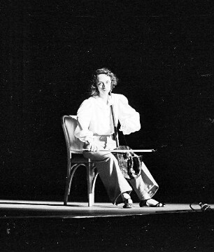 Wintergarten: Maria Valente am "Cello"