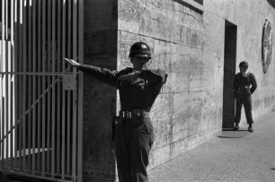 Berlin-Dahlem. Portrait eines Soldaten der US-Army vor dem Eingang zum Hauptgebäude der US Army in Berlin-Dahlem