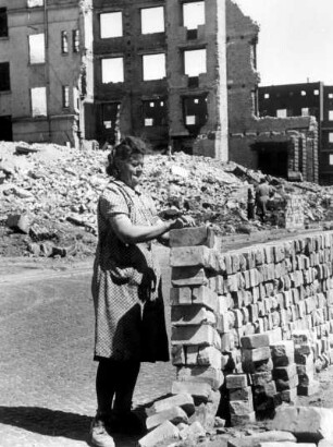 Hamburg-Barmbek. Die Helden der ersten Stunde nach dem Krieg - Trümmerfrauen.
