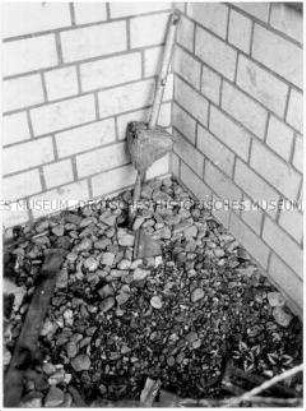 Blick in eine Ecke von gemauerten Wänden (Altersgruppe 14-17)