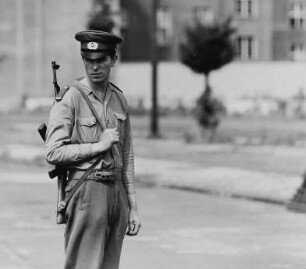 NVA-Grenzsoldat am Brandenburger Tor