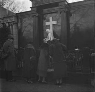 Besucher des Luisenstädtischen Friedhofs am Totensonntag