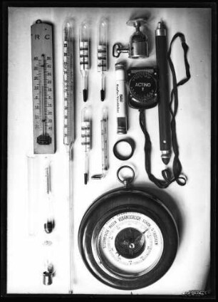 Verschiedene Thermometer und ein Barometer