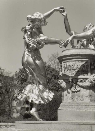 Dresden-Altstadt. Mozartdenkmal (1907, H. Hosaeus) in der Bürgerwiese