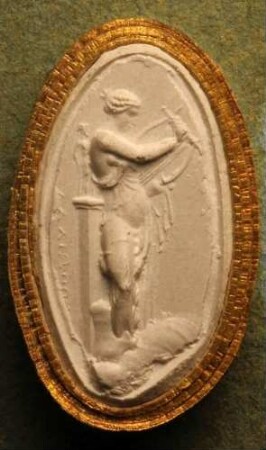 Stehende Erato, sich an einen Pfeiler lehnend (Daktyliothek, Erstes Mythologisches Tausend)