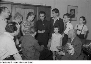 Hermann Werner Kubsch (Mitte) und Edgar Bennert (rechts) mit Kinderdarstellern
