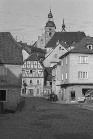 Arnstein: Ortsstraße und Kirche