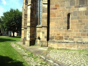 Ritterstift-Ansicht im Nordnordosten mit Basis des Gotischen Chorseitenturms sowie dem Chor mit Strebepfeilern und Lavaboausfluss in Übersicht