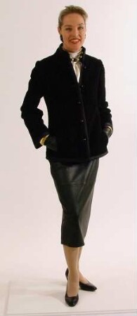 Vierteiliges Ensemble in schwarz-weißem Muster- und Materialmix