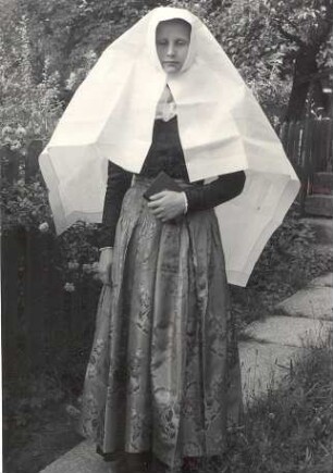 Katholisches Mädchen in weißleinenem Kopftuch aus Nebelschütz : Kleidung - katholische Tracht. Ort: Njebjelčicy / Nebelschütz. Katholisches Mädchen in weißleinenem Kopftuch (sorbisch: płachćička)