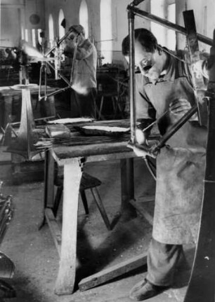 In einer Fahrradfabrik in Westfalen. Arbeiter schweißen Fahrradrahmen. Aufgenommen 1949