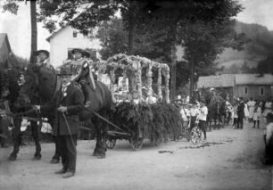 Festwagen zum Schulfest 1929 am Bahnhof