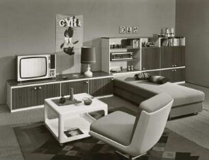 Flachstrecke : Wohnzimmermöbel. Anbauwand (1974; Möbelkombinat Nord (MKN)). Flachstrecke mit Sesseln, Couchtisch und Liege
