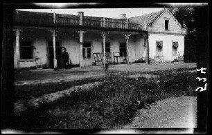 Langgezogenes Wohnhaus mit einer langgezogenen Arkade davor