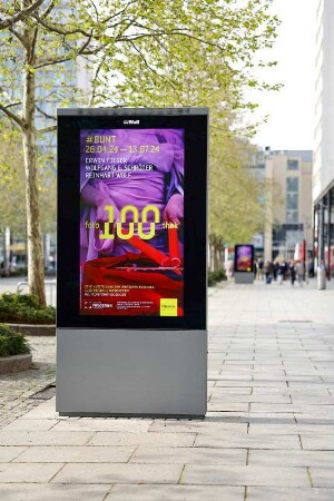 Citylight-Werbung zur Ausstellung "#BUNT. Erwin Fieger. Wolfgang G. Schröter. Reinhart Wolf" anlässlich von "100 Jahre Deutsche Fotothek" in der Prager Straße, Dresden