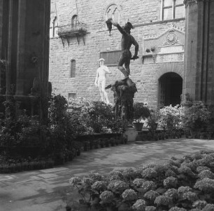 Florenz, Blick aus der Loggia dei Lanzi mit dem Perseus von Benvenuto Cellini zu Michelangelos David vor dem Palazzo Vecchio