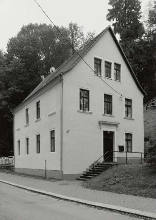 Rathen, Wohnhaus : Rathen-Niederrathen. Wohnhaus (ehemalige Schule) Nummer 18d. Bezeichnet 1875. Straßenansicht