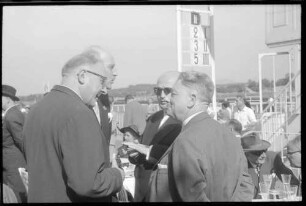 Iffezheim: 100 Jahre [Rennbahn] Iffezheim, im Gespräch, Bürgermeister Dr. Holdermann, Markgraf von Baden, Oberbürgermeister Dr. Schlapper, Regierungspräsident Dichtel