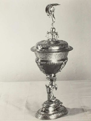 Deckelpokal mit Sirene als Schaft und Fortuna als Bekrönung