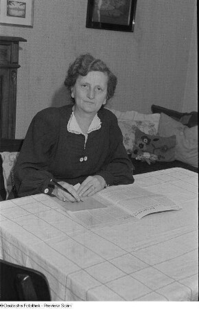 Porträt von Henriette Michaelsen, Verdiente Lehrerin des Volkes