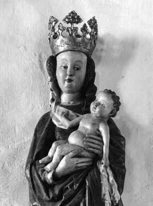 Madonna mit Christuskind : Madonna mit Christuskind. Holz, geschnitzt, gefaßt (1470). Hüftstück. Miltenberg, Friedhofskapelle Sankt Laurentius