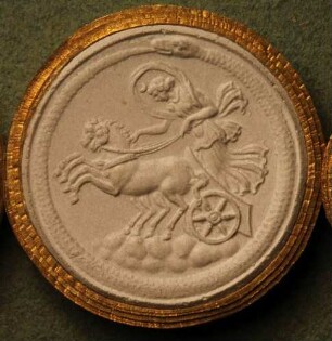 Luna auf ihrem zweispännigen Wagen, umschlungen vom Uroboros (Daktyliothek, Erstes Mythologisches Tausend)