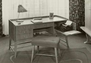 Schreibtischlampe : Wohnzimmermöbel (1956; Entwicklungsstelle Schkeuditz) in Ausstellungskoje