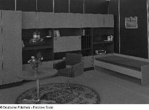 Ausstellungskoje mit Jugendzimmer aus dem VEB Thüringer Möbelkombinat Suhl