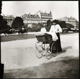 Paris. Frau mit Kinderwagen auf der Avenue du Bois