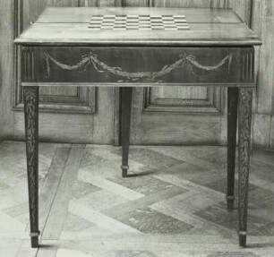 Spieltisch : Spieltisch (um 1775; D. Roentgen). Dessau: Staatliche Kunstsammlungen (Heute: Oranienbaum-Wörlitz, Schloß Wörlitz, Kabinett der Fürstin)