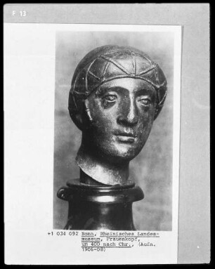 Kopf einer Göttin von einer Statue