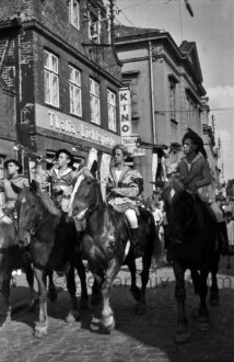 Sängerfest: Umzug: Hagenstraße: Fanfarenbläser in historischen Kostümen beim Blasen, auf Pferden: links Thalia-Kino, Bildmitte rechts Historisches Rathaus