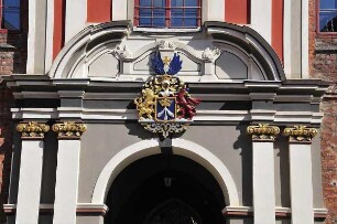 Stralsund - Wappen am Rathaus : Wappen an der Rathausfassade. Aufgenommen am 21. April 2011 in Stralsund