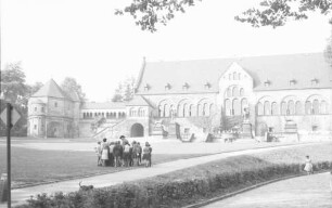 Goslar: Kaiserpfalz, Gesamtansicht [mit Schülergruppe]