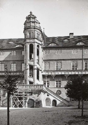 Torgau. Schloss Hartenfels (1401/1550; C. Pflüger, C. Krebs). Johann-Friedrich-Flügel bzw. Ostflügel (Teilansicht) mit Wendelstein (Sandstein; 1533/1535). Hofseite