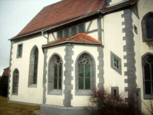 Langhaus von Südosten-Neubeu 1606 auf Spätromanischem Vorgänger mit Kapelle im Süden-im 18 Jh erhöht und überarbeitet